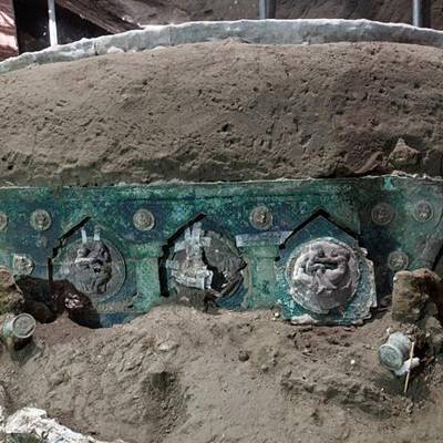 Итальянские археологи обнаружили в Помпеях полностью сохранившуюся колесницу