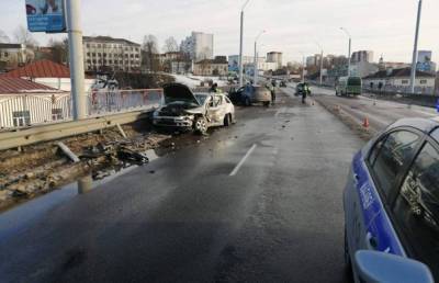 Лобовое столкновение авто в Могилеве: пострадали два человека