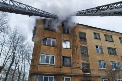 В Челябинске мужчина, спасаясь от огня, спрыгнул с 4 этажа