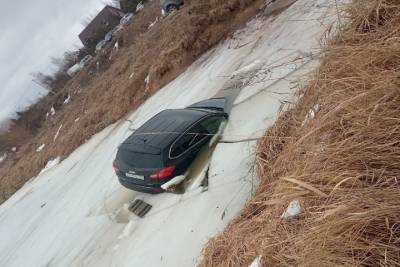 В печорской деревне легковой автомобиль провалился под лед