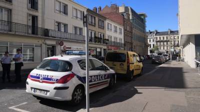 Хулиганы уничтожили машину французской полиции. Видео