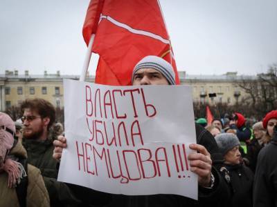 В городах России силовики «хватали» участников акций памяти о Немцове
