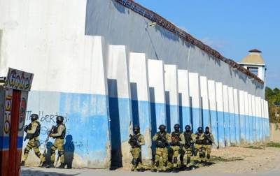 На Гаити при побеге из тюрьмы погибли 25 человек, более 400 заключенных сбежали (КАДРЫ)