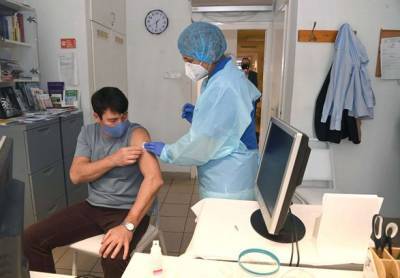 Президент Венгрии привился от COVID-19 китайской вакциной