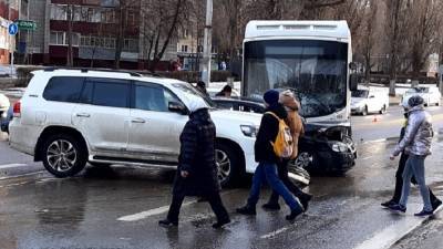 Маршрутный автобус столкнулся с двумя иномарками в Липецке