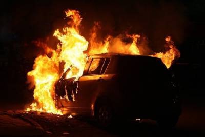 В Твери водители вместе тушили загоревшийся автомобиль