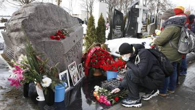 Могилу Немцова в годовщину убийства политика посетили около ста человек