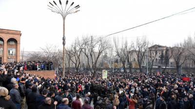 Колонна оппозиции в Ереване пришла к парламенту Армении