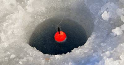 В субботу помощь спасателей потребовалась пяти людям, провалившимся под лед