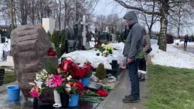В шестую годовщину убийства Немцова его могилу посетили около ста человек