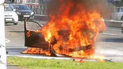 Два хулигана сожгли полицейский автомобиль во Франции