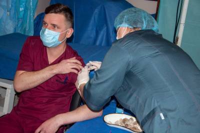 Украинские медики вынуждены выбрасывать вакцины против COVID-19