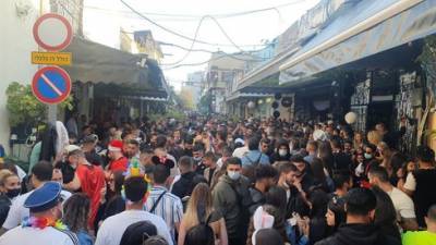 Пуримское столпотворение в Тель-Авиве: народ нарушает, полиция смотрит