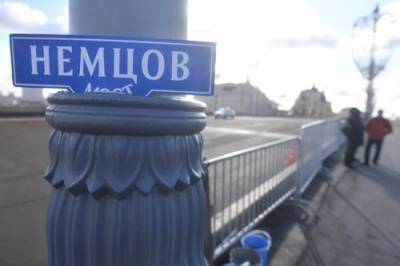 Женщине-волонтеру распылили газ в лицо на акции памяти Бориса Немцова