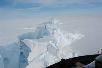 От Антарктиды откололся новый гигантский айсберг (ВИДЕО)