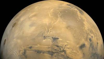 Роскосмос опубликовал снимки гигантских пылевых вихрей на Марсе