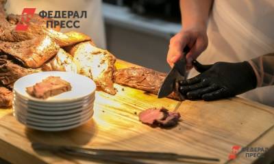 Пранкер Михаил Литвин съел стейк за 30 тысяч рублей