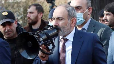Конфликт в Армении: Пашинян хочет уволить главу Генштаба – президент его не поддерживает