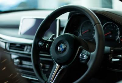В Петербурге грабитель похитил более 4 миллионов из BMW предпринимателя