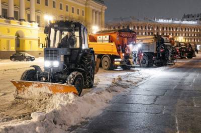 За последние сутки с улиц Петербурга убрали 54 000 кубометров снега