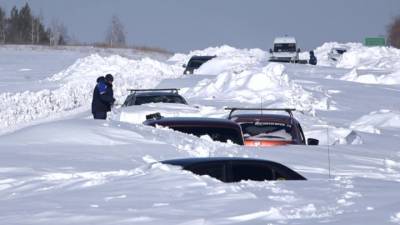 Машины вмерзали в снег: мощный буран на Урале