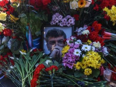 Около 10 тысяч человек пришли с цветами к месту гибели Бориса Немцова