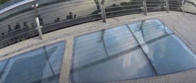 В Киеве снова треснул стеклянный мост Кличко