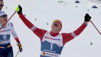 Александр Большунов победил в скиатлоне на чемпионате мира, оставив за спиной сразу пятерых норвежцев