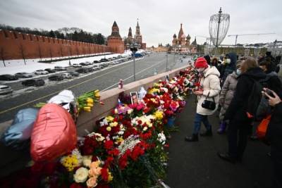 Память Немцова в Москве почтили минутой молчания