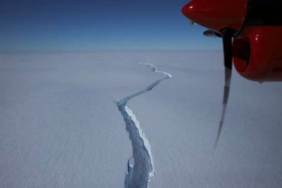 От Антарктиды откололся айсберг величиной с город-миллионник (видео)