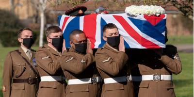 «Маяк надежды для мира». В Великобритании похоронили сэра Тома Мура, который собрал почти £39 млн для борьбы с коронавирусом