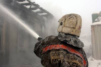 В Якутии при пожаре в многоквартирном доме погиб один человек