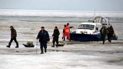 На Сахалине спасают 26 рыбаков с отколовшейся льдины