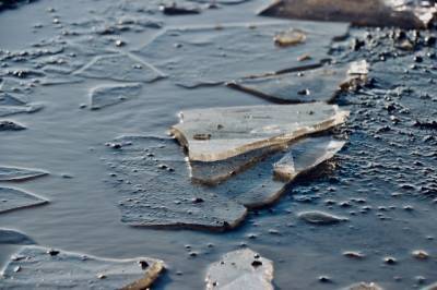 На Сахалине 26 рыбаков оказались в море на оторванной льдине