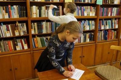 В Международный день родного языка в Смоленской библиотеке провели игру «День без ошибок»