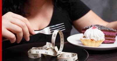 Психолог назвала россиянам способы бороться с перееданием из-за стресса