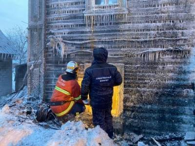 В Томской области сгорел жилой дом, на пожарище нашли мертвыми мужчину и женщину
