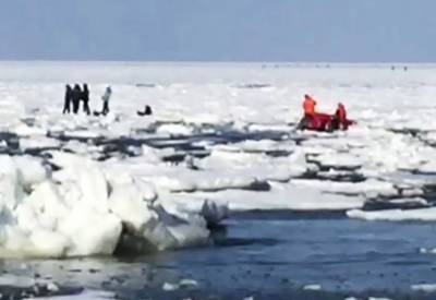 На Сахалине с унесённой в море льдины спасли 26 рыбаков (видео)