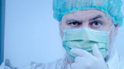 Российский врач объяснил, что делать в случае выпадения волос при коронавирусе