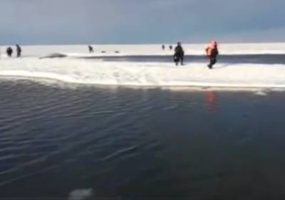 Со льдины в заливе Мордвинова на Сахалине сняли 26 рыбаков