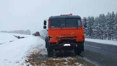 Водитель КамАЗа погиб в тройном ДТП на заснеженной трассе в Башкирии