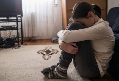Житель Всеволожска почти год на глазах у сожительницы насиловал ее 13-летнюю дочь