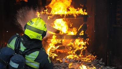 Спасатели остановили распространение огня на горящем рынке в Мурманске