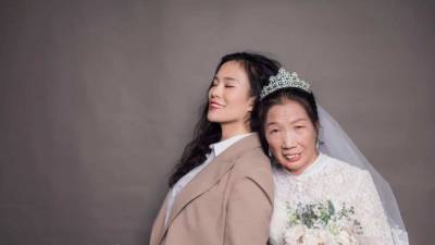 Выполнила обещание отца: дочь подарила 63-летней матери первую свадебную фотосессию