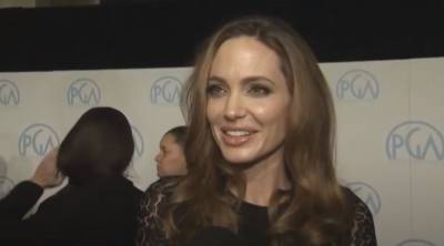 Безупречная Анджелина Джоли дала полюбоваться своими прелестями без белья: "Невероятно горячо"