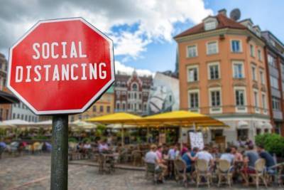 Министр экономики рассказал, когда в Германии откроются кафе и рестораны