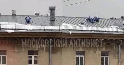 Московские дворники устроили сиесту на крыше