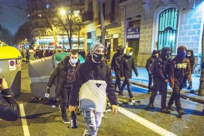 Улицы Барселоны превращаются в театр военных действий