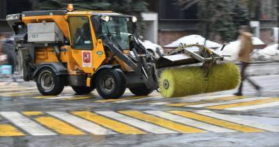 Городские службы продолжают очищать улицы Москвы от снега