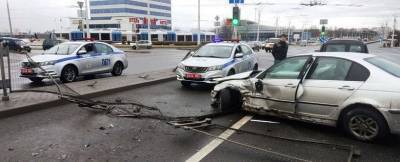 Видеофакт. В Минске пьяный водитель на BMW пробил ограждение и врезался в Ford